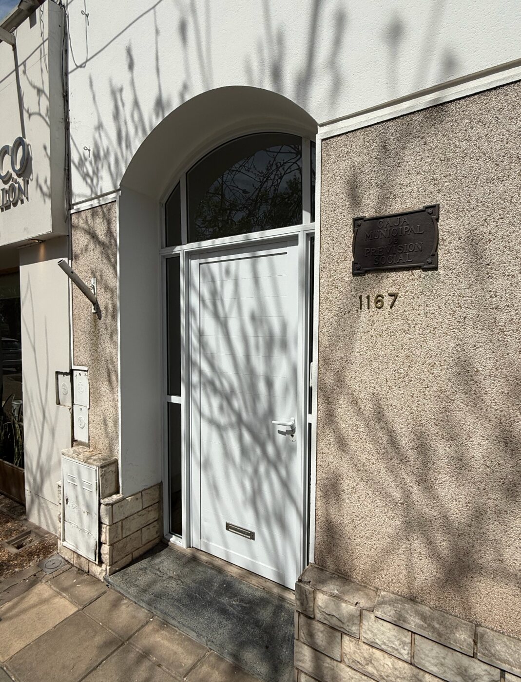 Acceso a la sede de la Caja Municipal de Previsión Social